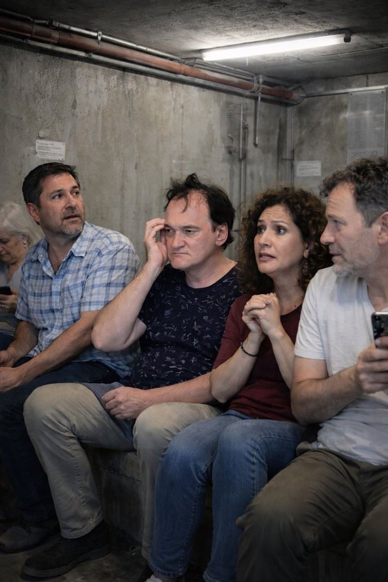 昆汀塔倫提諾躲防空洞照片被指出是AI生成造假影像。(圖/翻攝自X)