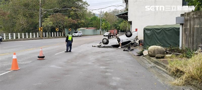 台中北屯區發生自撞翻車事故，車內2名男子骨折送醫。（圖／翻攝畫面）