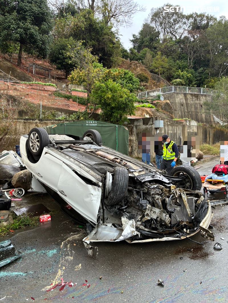 台中北屯區發生自撞翻車事故，車內2名男子骨折送醫。（圖／翻攝畫面）