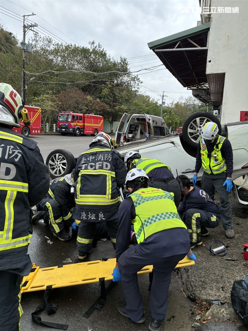 台中北屯區發生自撞翻車事故，車內2名男子骨折送醫。（圖／翻攝畫面）