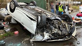 自撞,民宅,翻車,台中,北屯,車禍,骨折（圖／翻攝畫面）