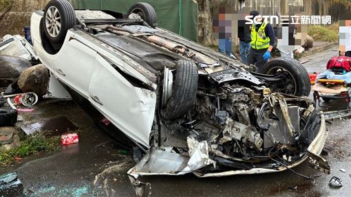 新／台中轎車撞民宅烏龜翻！2男骨折送醫