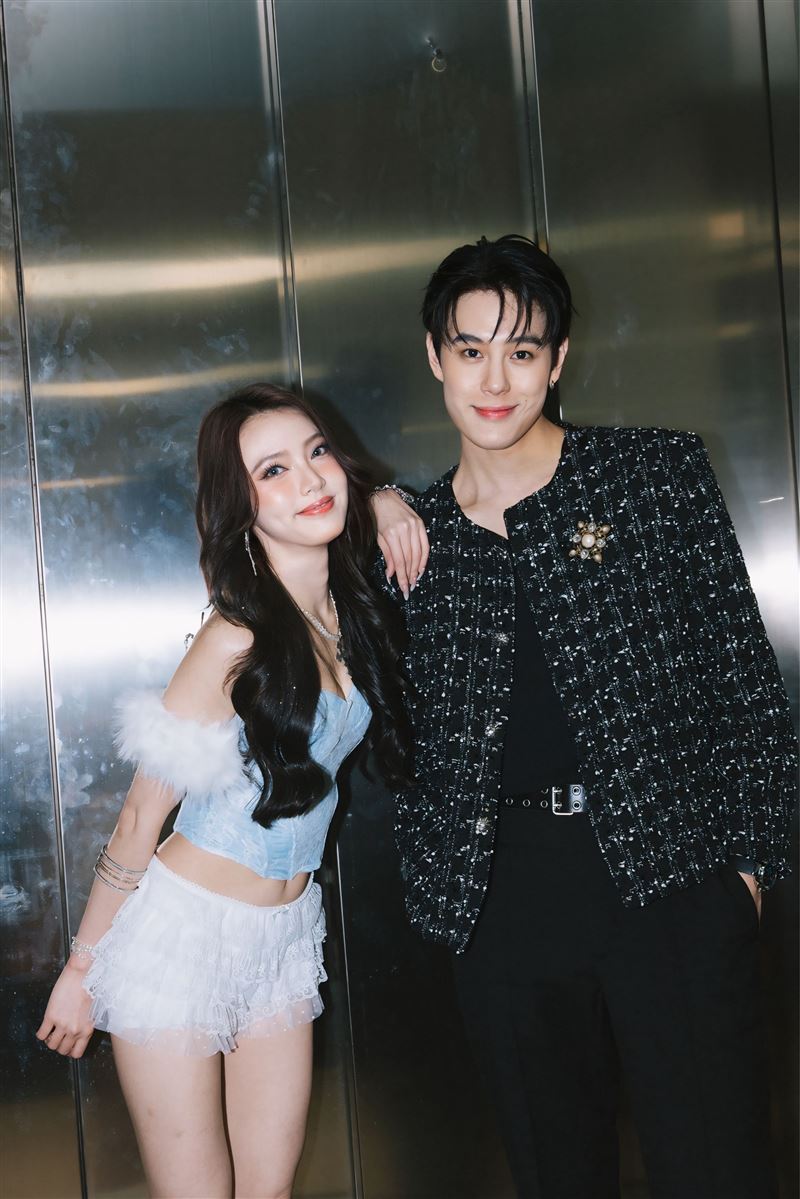 孫麥傑害羞近距離借位甜吻女團成員詩雅（左），現場尖叫四起。（圖／周子娛樂提供）