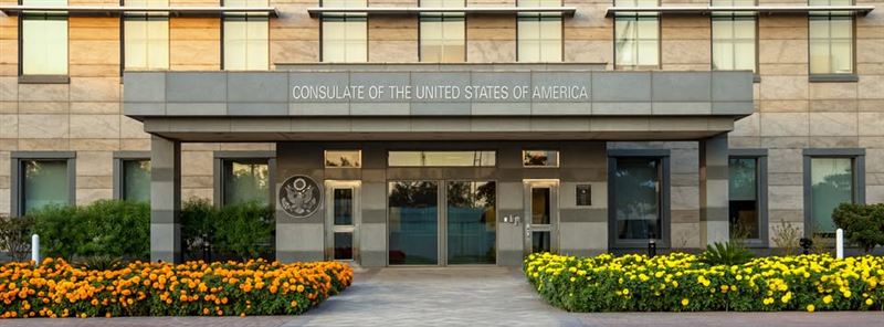 伊朗領袖被美國擊斃後，示威者硬闖巴基斯坦喀拉蚩的美國領事館，舉行示威。（圖／翻攝U.S. Consulate General Karachi臉書）