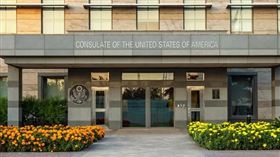 伊朗領袖被美國擊斃後，示威者硬闖巴基斯坦喀拉蚩的美國領事館，舉行示威。（圖／翻攝U.S. Consulate General Karachi臉書）