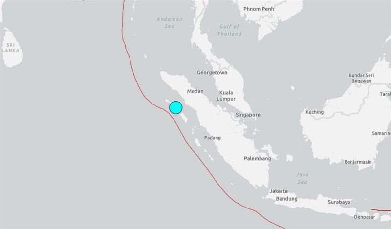 印尼斯納邦在台灣時間3日中午12時56分,發生芮氏規模6.1地震。(圖/翻攝自USGS)