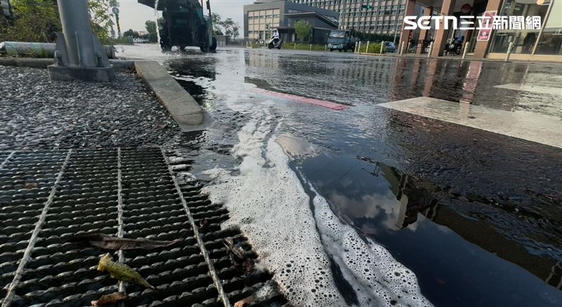 宜蘭「濃縮液肥」噴滿地!居民臭翻超崩潰