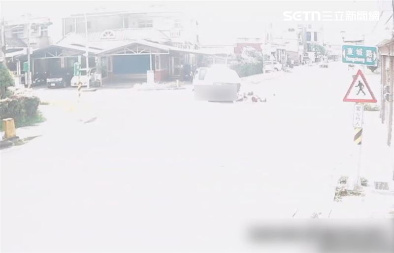 宜蘭小貨車於左轉時，後方車斗載運的「濃縮液態肥料」掉落潑灑出來。（圖／翻攝畫面）