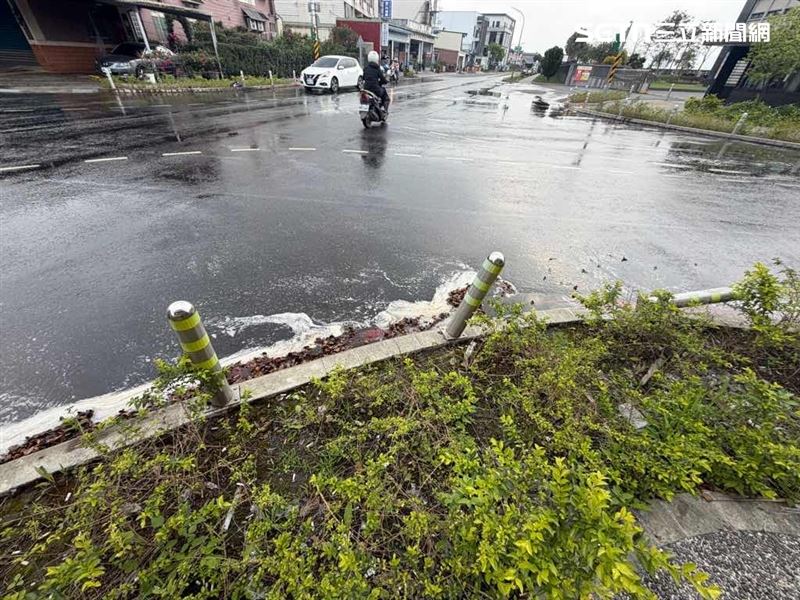 宜蘭冬山鄉香中路、東城路口，「濃縮液態肥料」潑灑出來，現場瞬間異味瀰漫。（圖／翻攝畫面）