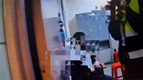 男子在手扶梯上連續伸手對女子襲臀被逮。（圖／翻攝畫面）