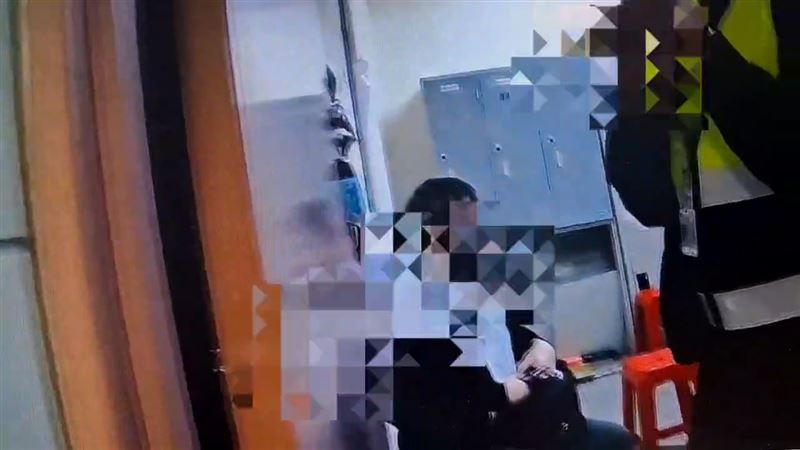 北捷女搭扶梯遭襲臀 狠瞪無效又被摸一次