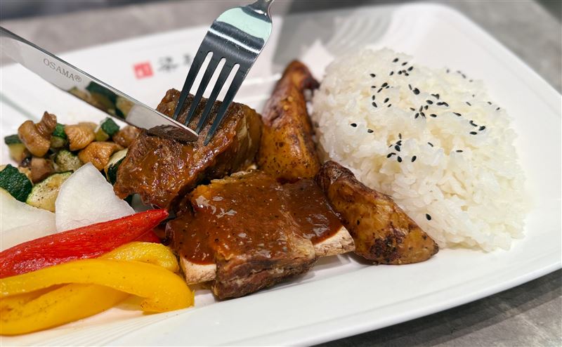 梁社漢排骨推出「美國帶骨牛小排飯」(圖/八方雲集集團提供)