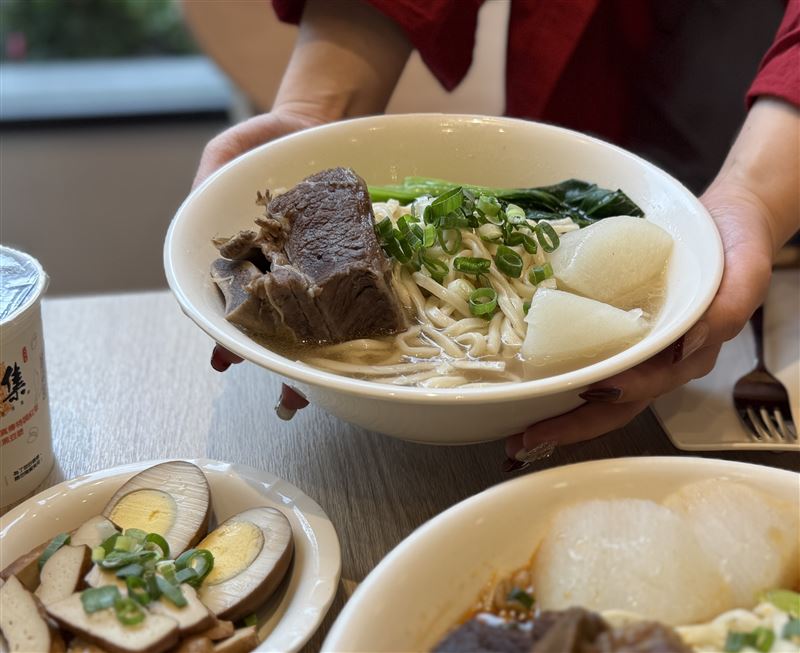 八方雲集推出「美國帶骨牛小排麵」(圖/八方雲集集團提供)