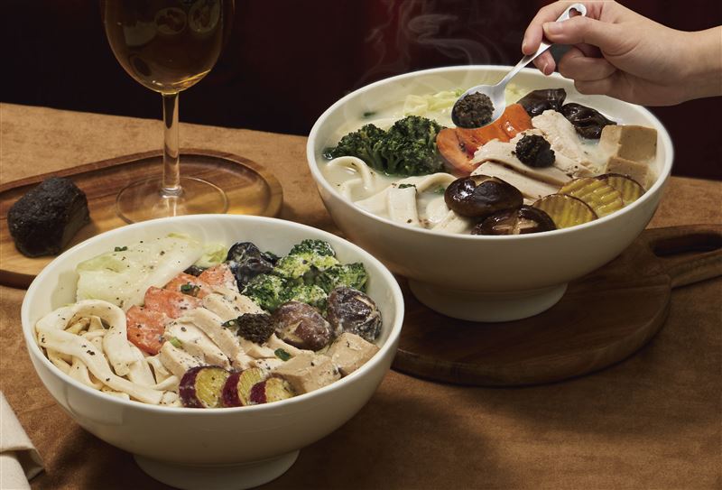 潮味決推出全新口味,黑鑽松露濃白湯(湯)和黑鑽松露佐白醬(乾)(圖/吾蜂美味集團提供)