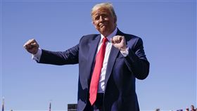 川普常在各重要場合大秀自己的獨家舞步。（圖／美聯社／達志影像）