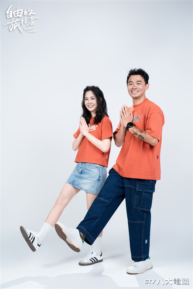 主持人融融(右)將與搭檔黃可欣(左)前進泰國。(圖／八大提供)