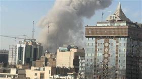 伊朗首都德黑蘭遭以色列轟炸後，市區冒出濃煙。（圖／翻攝自X平台 @SaudiNewsFR）