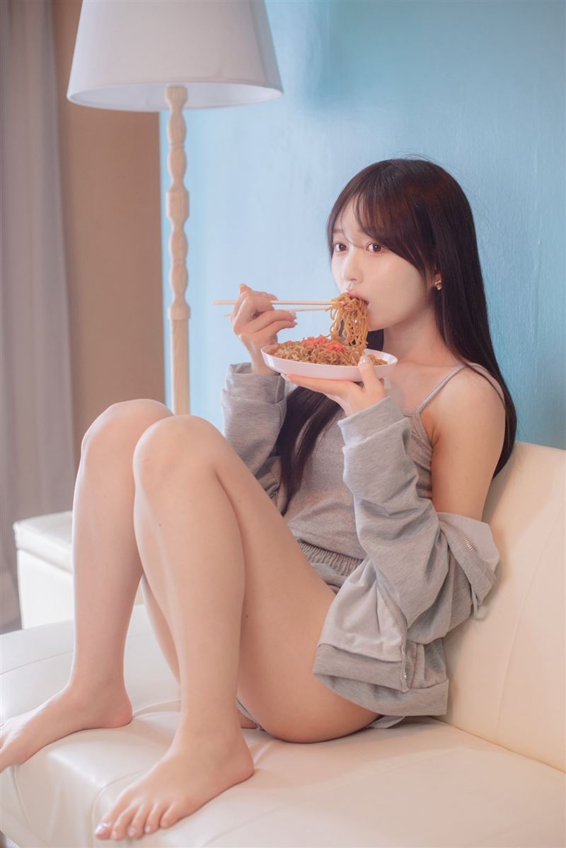 日本知名AV女優古乃穗乃出道4年，憑藉甜美外型和精緻身材闖出名號（圖／翻攝自IG @furuhono___）