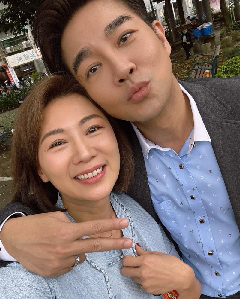 在《家和萬事興》飾演CP的連靜雯與謝承均相見歡。(圖/翻攝自臉書)