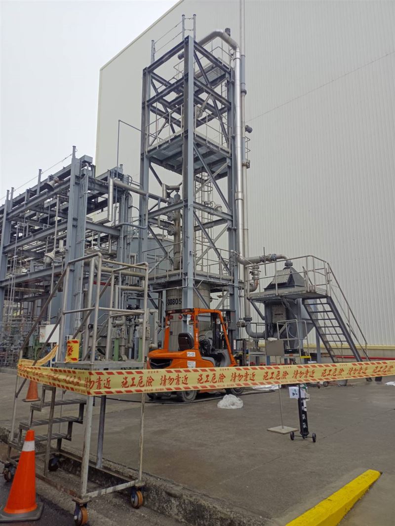 大發工業區一處廠房上午傳出不明氣體外洩，導致3名外包商嗆暈，其中1人失去生命跡象。（圖／翻攝畫面）