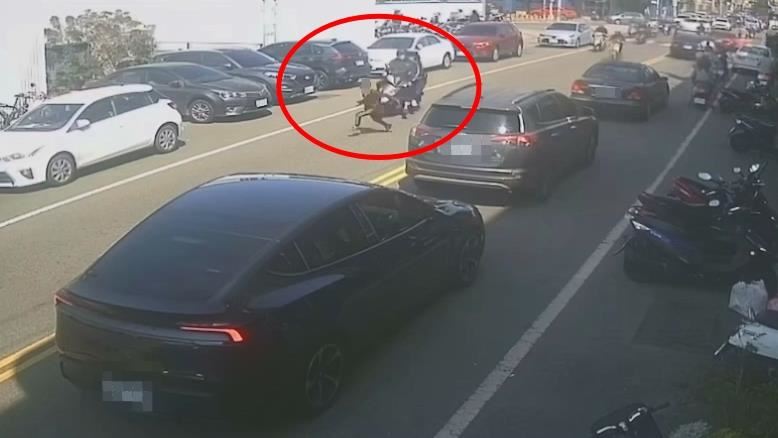 彰化驚悚車禍!10歲童衝馬路…撞飛畫面曝