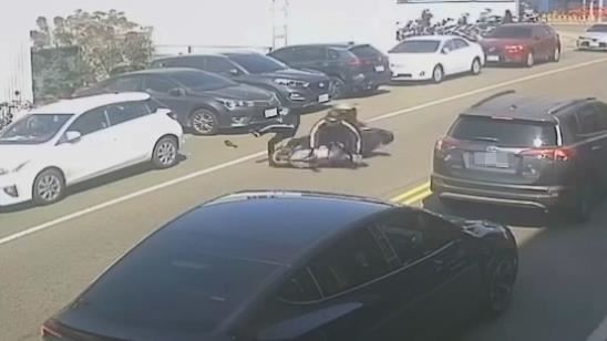 彰化和美鎮發生驚悚車禍，10歲男童闖越馬路，騎士閃避不及發生碰撞。（圖／翻攝自和美小鎮臉書）