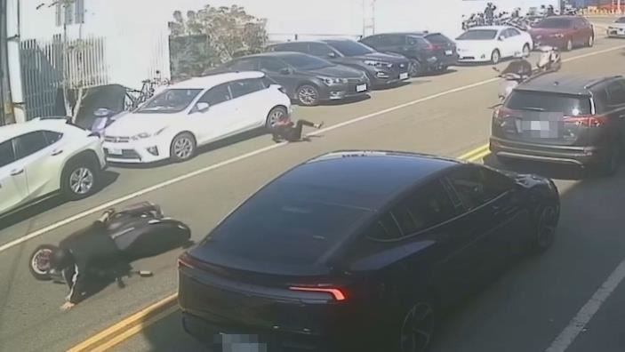 夫妻騎車雙載與穿越馬路的男童發生碰撞，3人當場摔飛在地。（圖／翻攝自和美小鎮臉書）