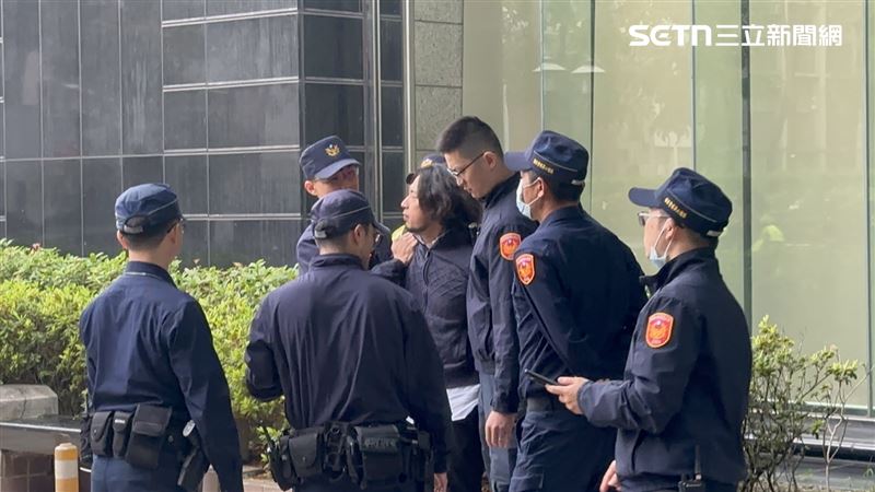 一名男子疑似酒醉大鬧立法院。（圖／記者詹宜庭攝影）