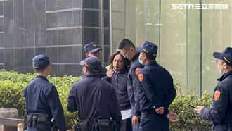 直擊／男疑似酒醉大鬧立法院！警壓制帶走