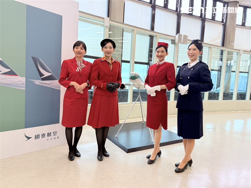 國泰航空80週年「生菜三明治」經典塗裝回歸，此外歷代制服也將在活動期間由2000名空姐、地勤人員穿著，隨機現蹤在機上與登機報到處。（圖／記者李育道攝影）