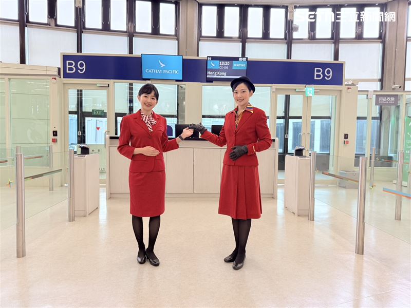 歷代制服也將在活動期間由2000名空姐、地勤人員穿著，隨機現蹤在機上與登機報到處。（圖／記者李育道攝影）