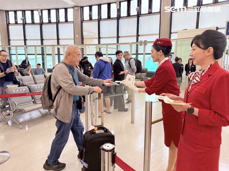 國泰航空1970至1990年代標誌性「生菜三明治塗裝」的空中巴士A350客機今日飛抵桃園國際機場，並贈送登機旅客限定貼紙。（圖／記者李育道攝影）