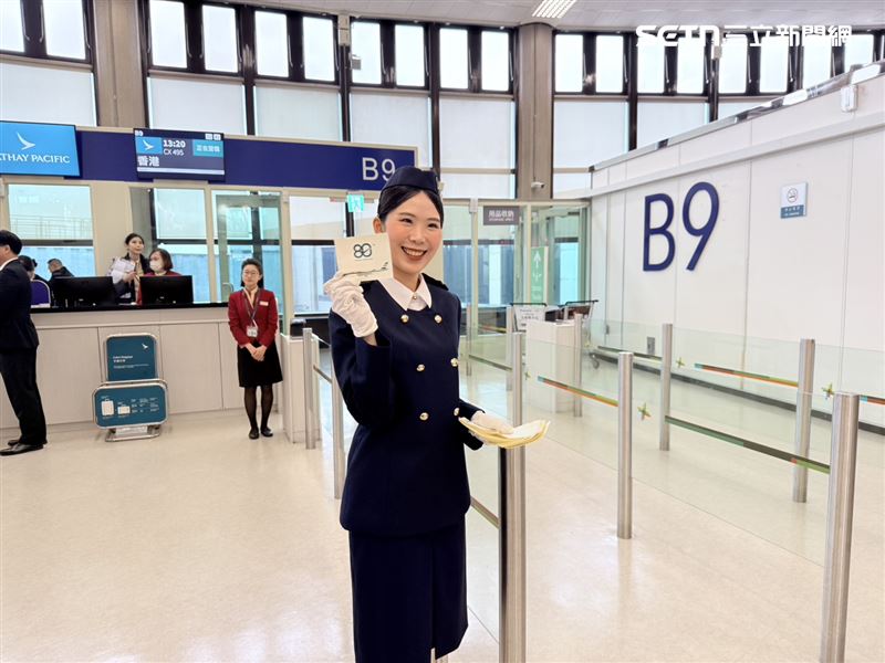 國泰航空1970至1990年代標誌性「生菜三明治塗裝」的空中巴士A350客機今日飛抵桃園國際機場，並贈送登機旅客限定貼紙。（圖／記者李育道攝影）
