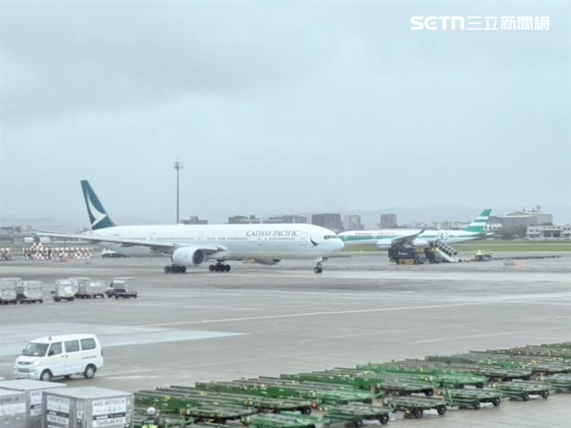 國泰航空「生菜三明治」塗裝班機與最新塗裝，今日同時在桃園機場跑道上，讓航空迷一飽眼福。（圖／記者李育道攝影）