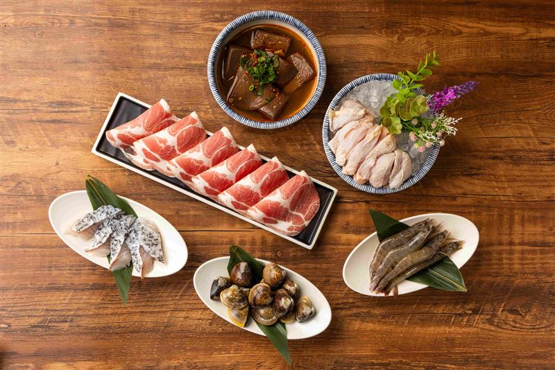 狂一鍋應援WBC台灣隊，用餐送海鮮、肉盤。(圖／樂多多集團提供）