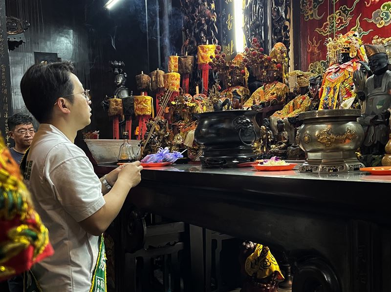 林子揚赴大稻埕慈聖宮參拜，盼得人民支持也獲神明加持