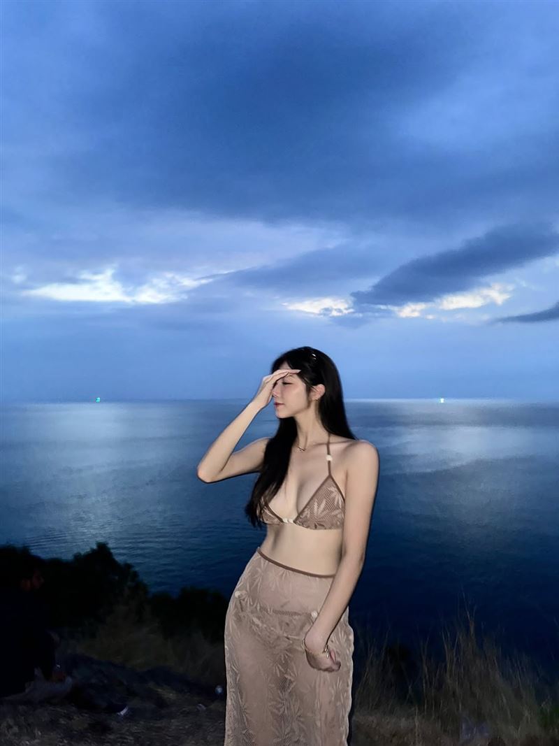 安芝儇曬出一組超吸睛的比基尼辣照。 （圖／翻攝自IG @wlgus2qh）