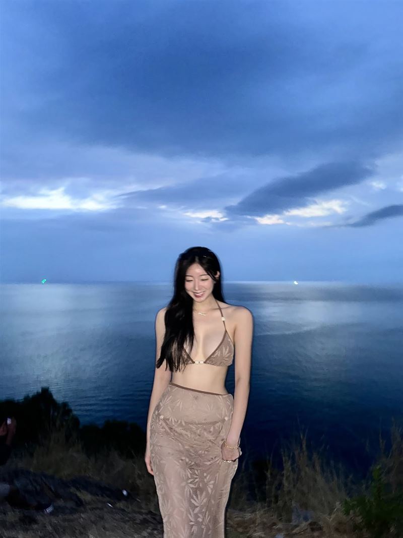 安芝儇曬出一組超吸睛的比基尼辣照。 （圖／翻攝自IG @wlgus2qh）