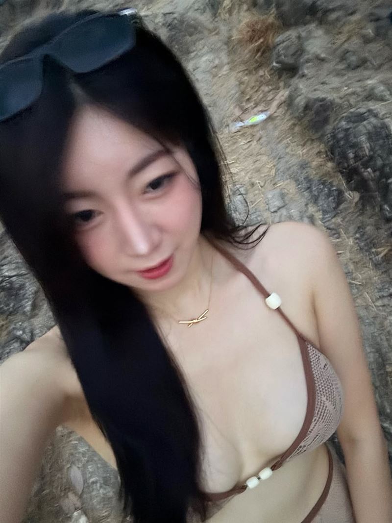 安芝儇曬出一組超吸睛的比基尼辣照。 （圖／翻攝自IG @wlgus2qh）