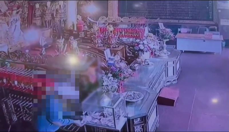 金媽祖神像前偷香油錢 竊賊睡夢中被逮