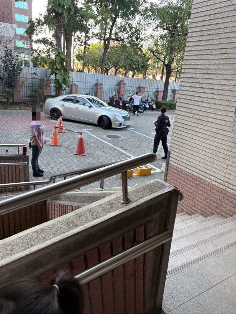 鄭姓網紅開車3日下午開車直接衝進幼兒園，引起騷動。（圖／翻攝爆料公社）