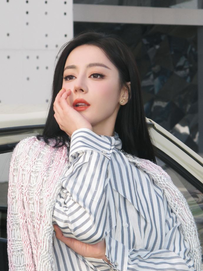 迪麗熱巴原本要前往巴黎參加時尚大秀，但因為轉機杜拜受困當地無法參加。（圖／翻攝自微博）