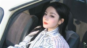 迪麗熱巴原本要前往巴黎參加時尚大秀，但因為轉機杜拜受困當地無法參加。（圖／翻攝自微博）