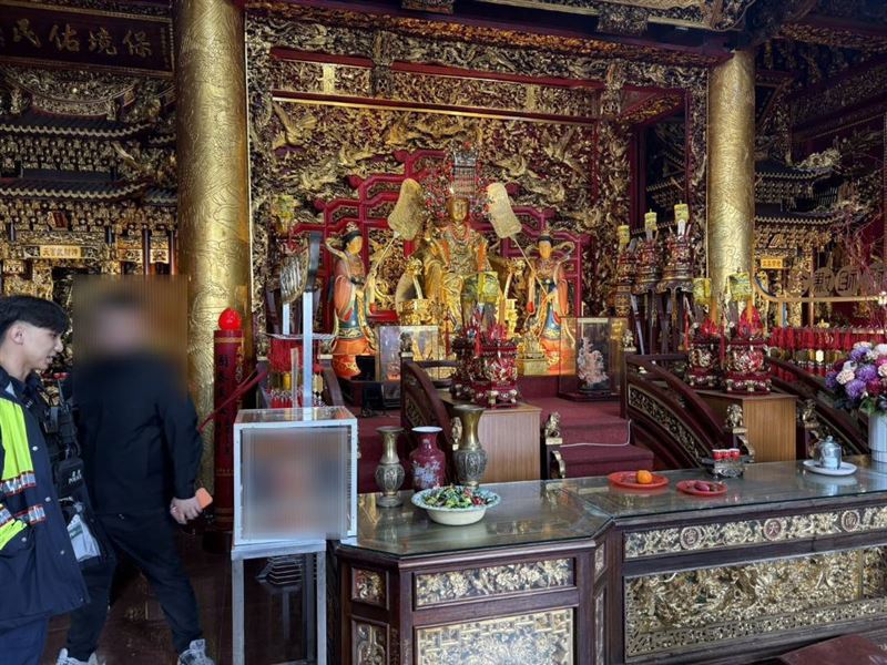夏姓男子在媽祖神像前盜取香油錢。（圖／翻攝畫面）