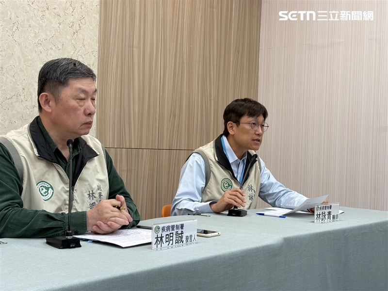 林詠青（右）說明腸病毒重症個案。（圖／記者簡浩正攝影）