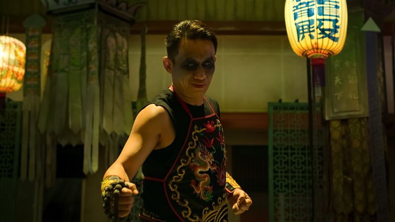 郭子乾飾演的神龍太子與韓杰展開激烈搏鬥，神龍太子雙眼發黑、身穿民俗服裝，詭譎氣場十足。（圖／Netflix提供）