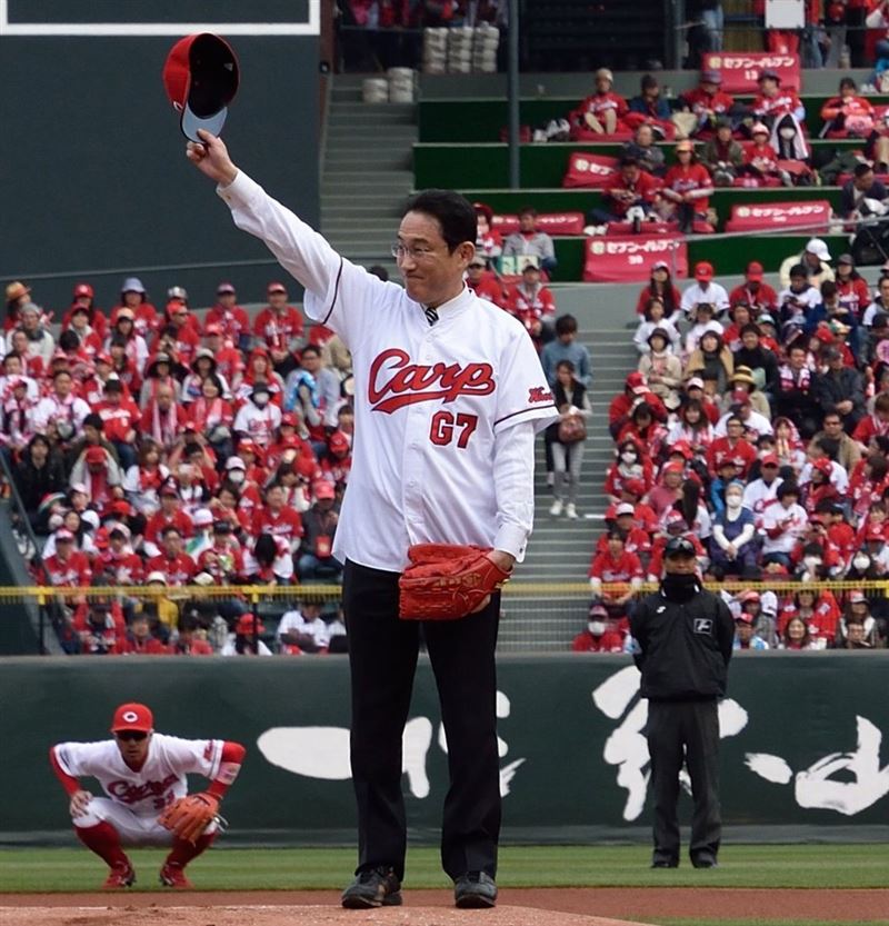 日本前首相岸田文雄擔任廣島鯉魚開球嘉賓。 （圖／取自岸田文雄臉書）