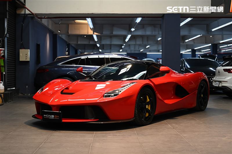 夢幻馬王Ferrari LaFerrari由「弘達國際」謝老闆得標購入。（圖／記者鍾釗榛攝影）
