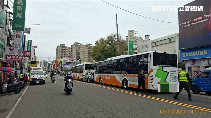 台中大里區發生公車追撞車禍，休旅車停紅燈慘遭2公車夾擊。（圖／翻攝畫面）