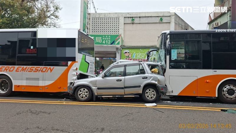 停紅燈慘遇橫禍！休旅車慘遭2公車夾擊